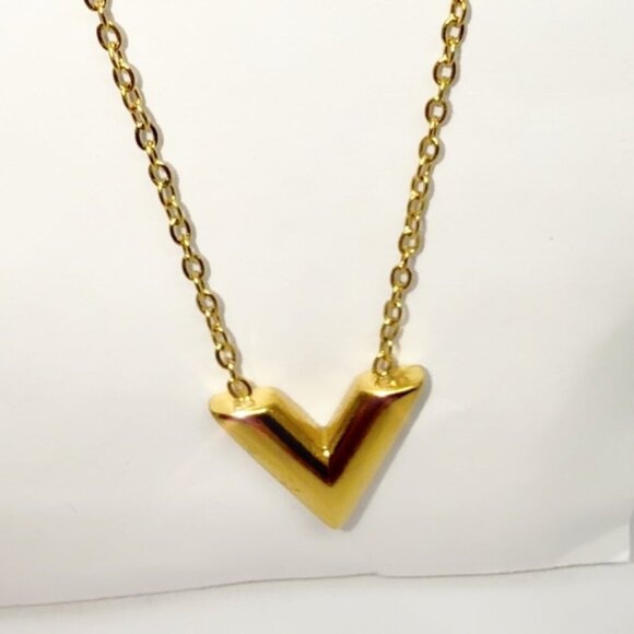 18K Gold Plated Stainless Steel V Pendant Necklace - Picture 3 of 5